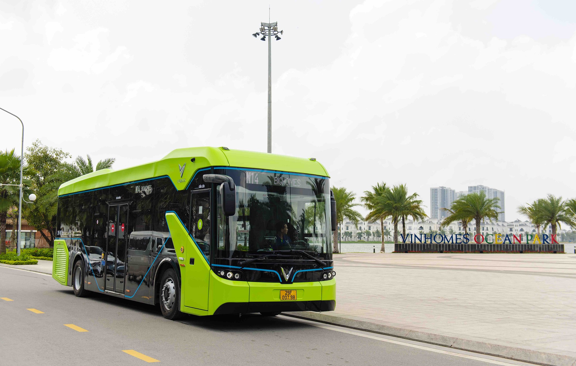 VINBUS OFFICIALLY OPERATES THE FIRST SMART ELECTRIC BUS IN VIETNAM
