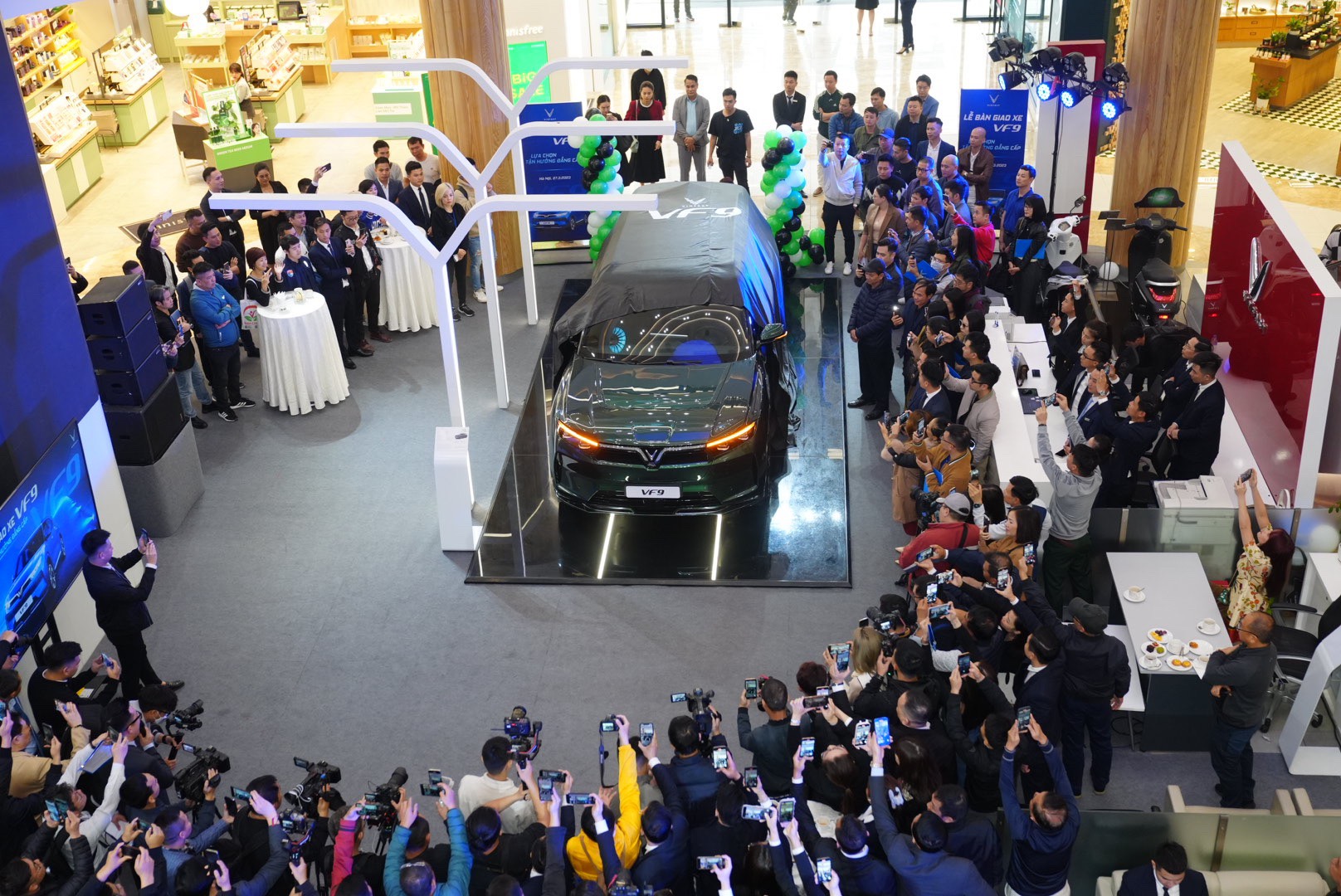 VINFAST DELIVERS FIRST VF 9 VEHICLES TO CUSTOMERS IN VIETNAM - Vingroup ...